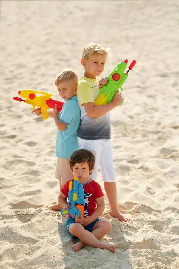 Fiúk rövidnadrágban vízipisztollyal