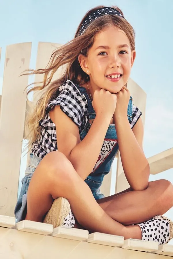Mosolygós Dressy Kidz ruhát viselő kislány