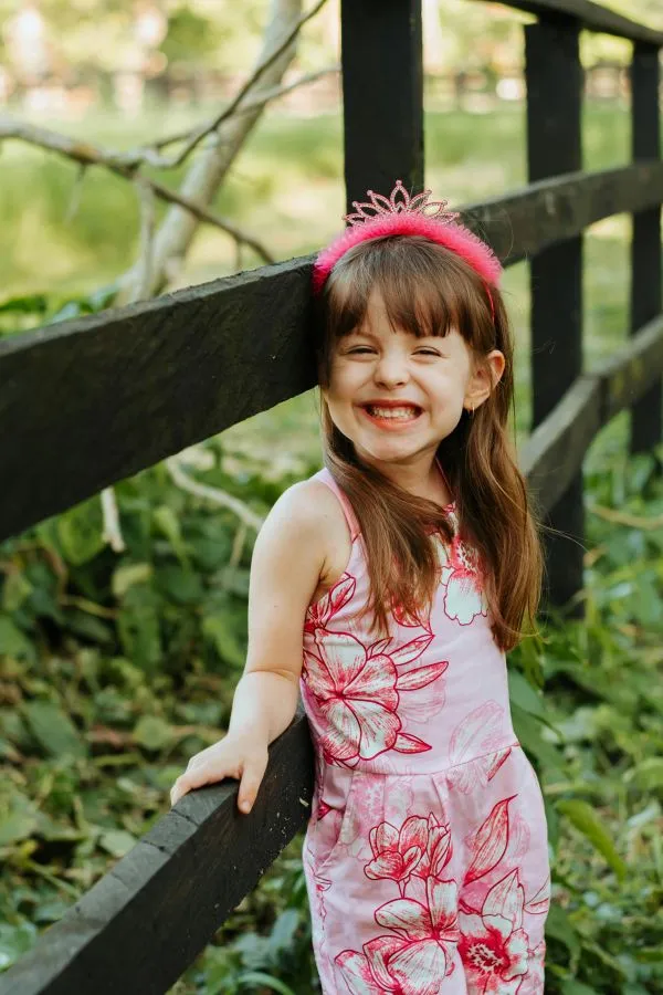 Ujjatlan ruha kislányon